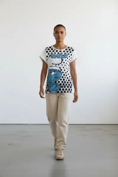 Polera blanca con diseño Smurf - miniatura 1