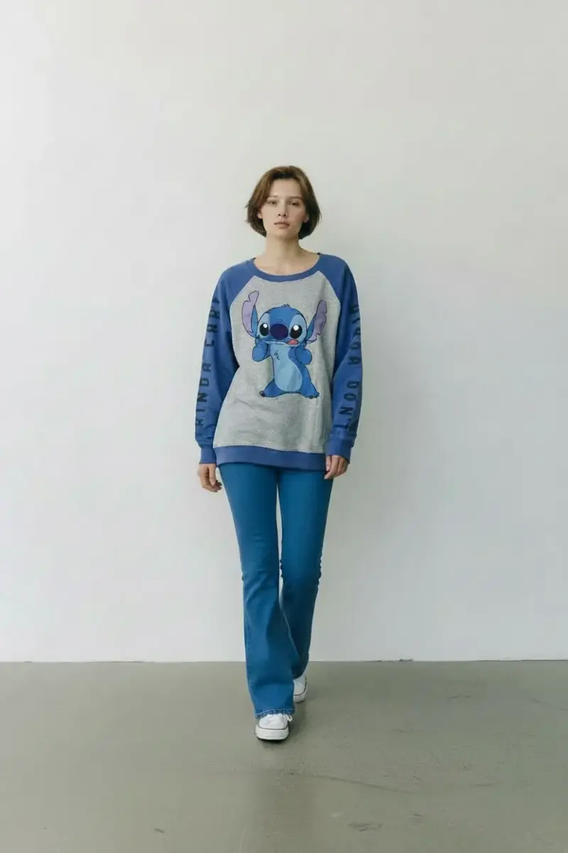 Polerón gris con diseño de personaje - 1
