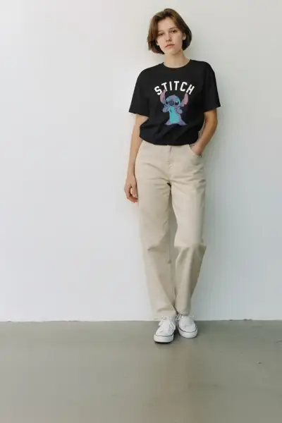 Polera negra con diseño Stitch - miniatura 1