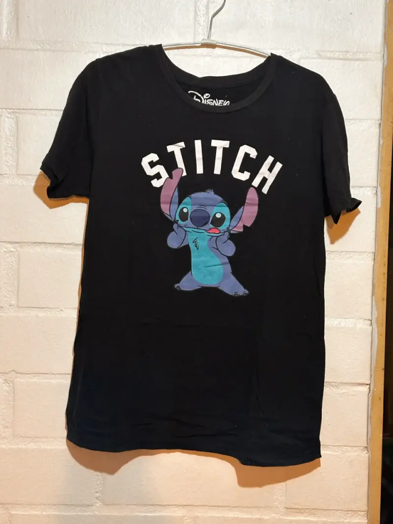 Polera negra con diseño Stitch - 2