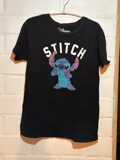 Polera negra con diseño Stitch - miniatura 2