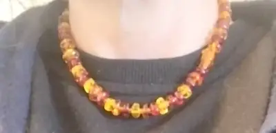 Hermoso collar de ámbar en tonos rojos y amarillos - miniatura 2