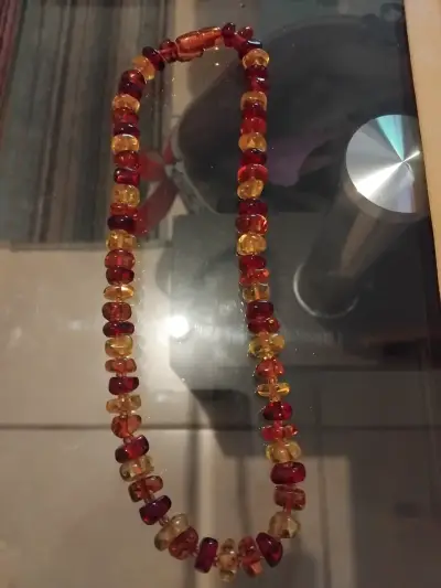 Hermoso collar de ámbar en tonos rojos y amarillos - miniatura 3