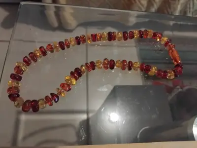 Hermoso collar de ámbar en tonos rojos y amarillos - miniatura 4