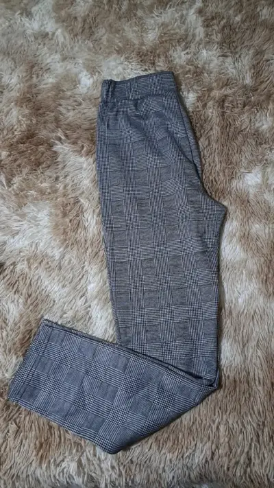 Pantalón de cuadros gris de Shein - miniatura 3
