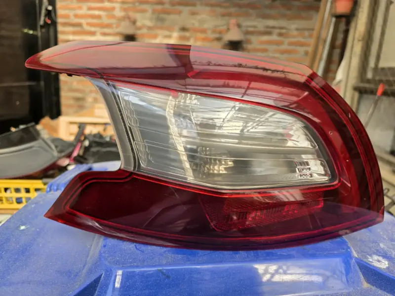 Foco trasero izq Peugeot 308 2014 al 2020 - 1