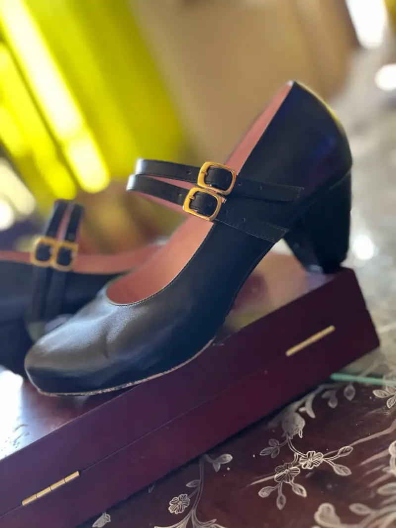 Zapatos negros con hebillas doradas - 1