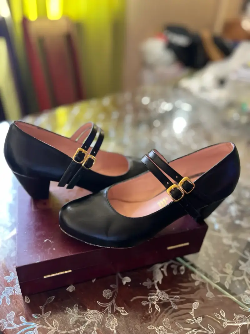 Zapatos negros con hebillas doradas - 2