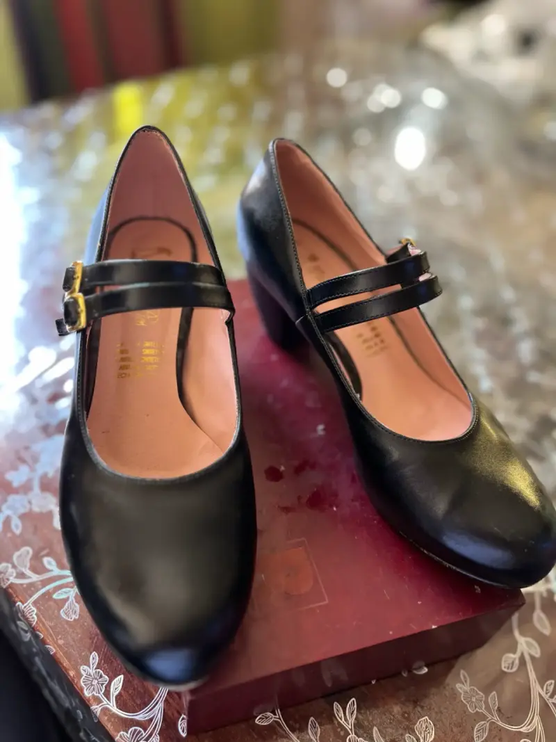 Zapatos negros con hebillas doradas - 3