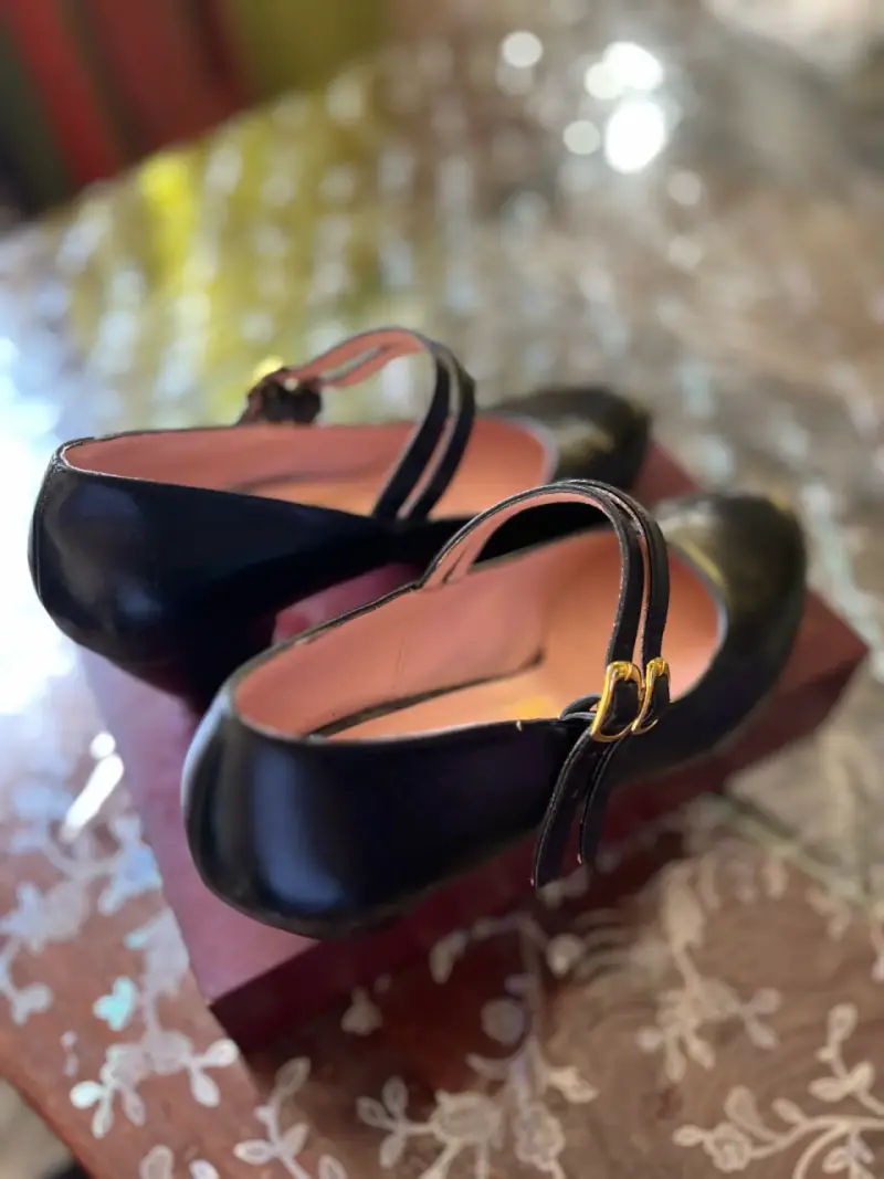 Zapatos negros con hebillas doradas - 4
