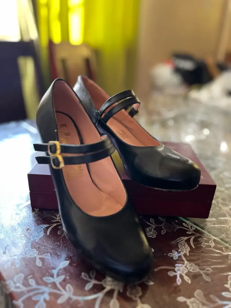 Zapatos negros con hebillas doradas - 5