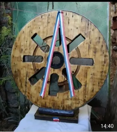 Rueda decorativa de madera para el quincho. - miniatura 1