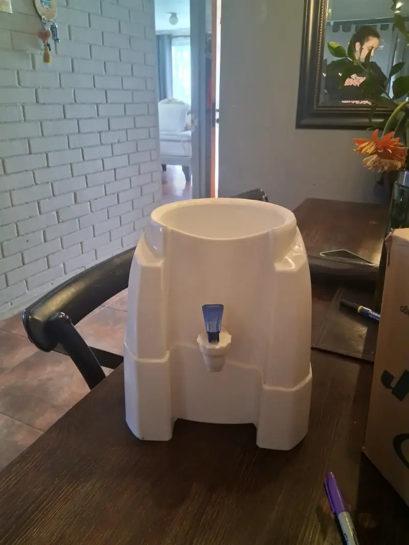 Dispensador de agua blanco