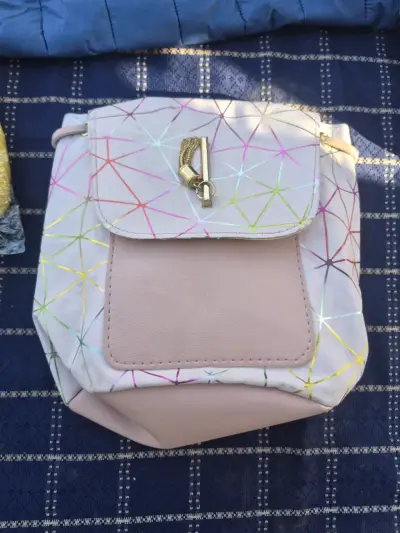 Mochila geométrica con detalles dorados - miniatura 1
