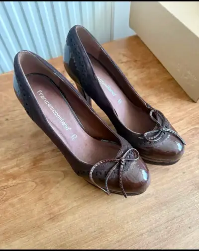 Zapatos de cuero marrón con lazo - miniatura 1