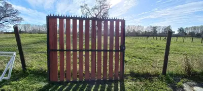 Portón de madera y metal - miniatura 1