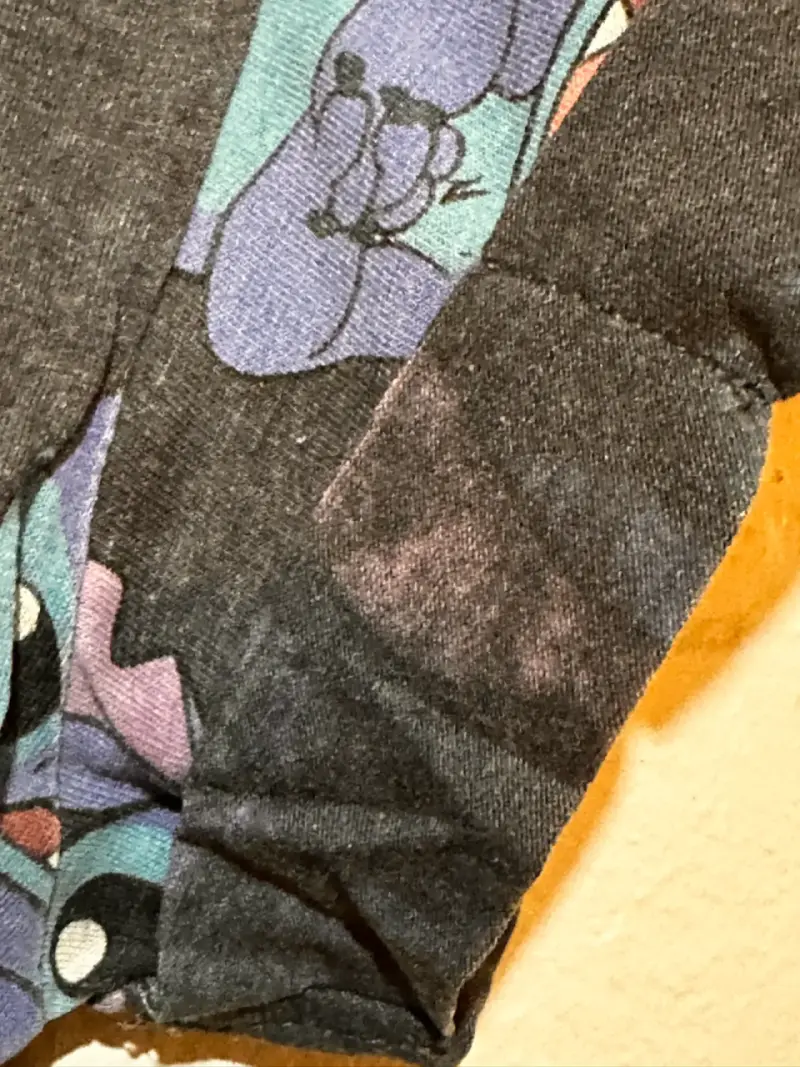 Polera negra estampada - 4