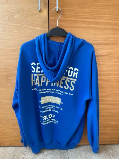 Polerón azul con diseño de texto - miniatura 1