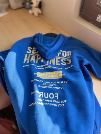 Polerón azul con diseño de texto - miniatura 2