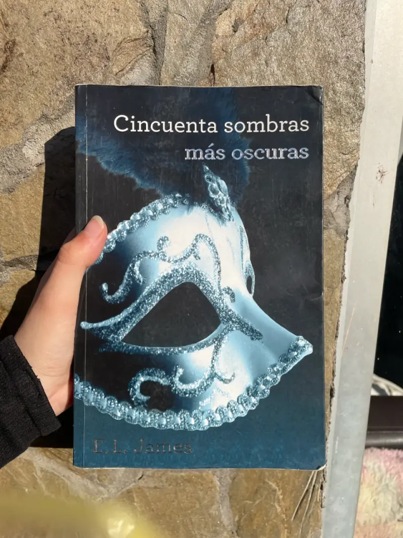 Libro Cincuenta sombras más oscuras - 1
