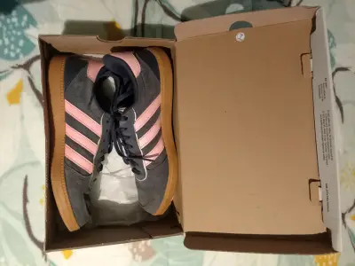 Zapatillas urbanas gris y rosa Adidas - miniatura 1