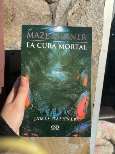 Maze Runner: La Cura Mortal - Libro usado - miniatura 1