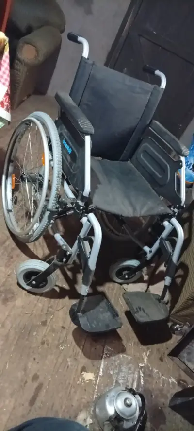 Silla de ruedas plegable negra - miniatura 1
