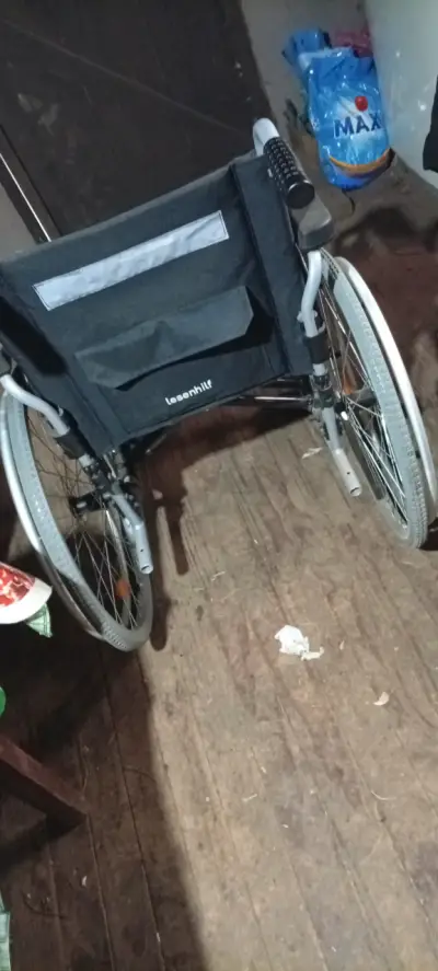 Silla de ruedas plegable negra - miniatura 2