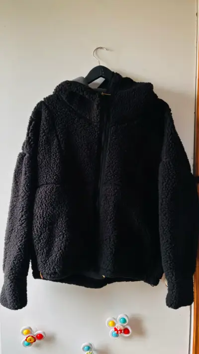 Chaqueta negra polar con capucha - miniatura 1