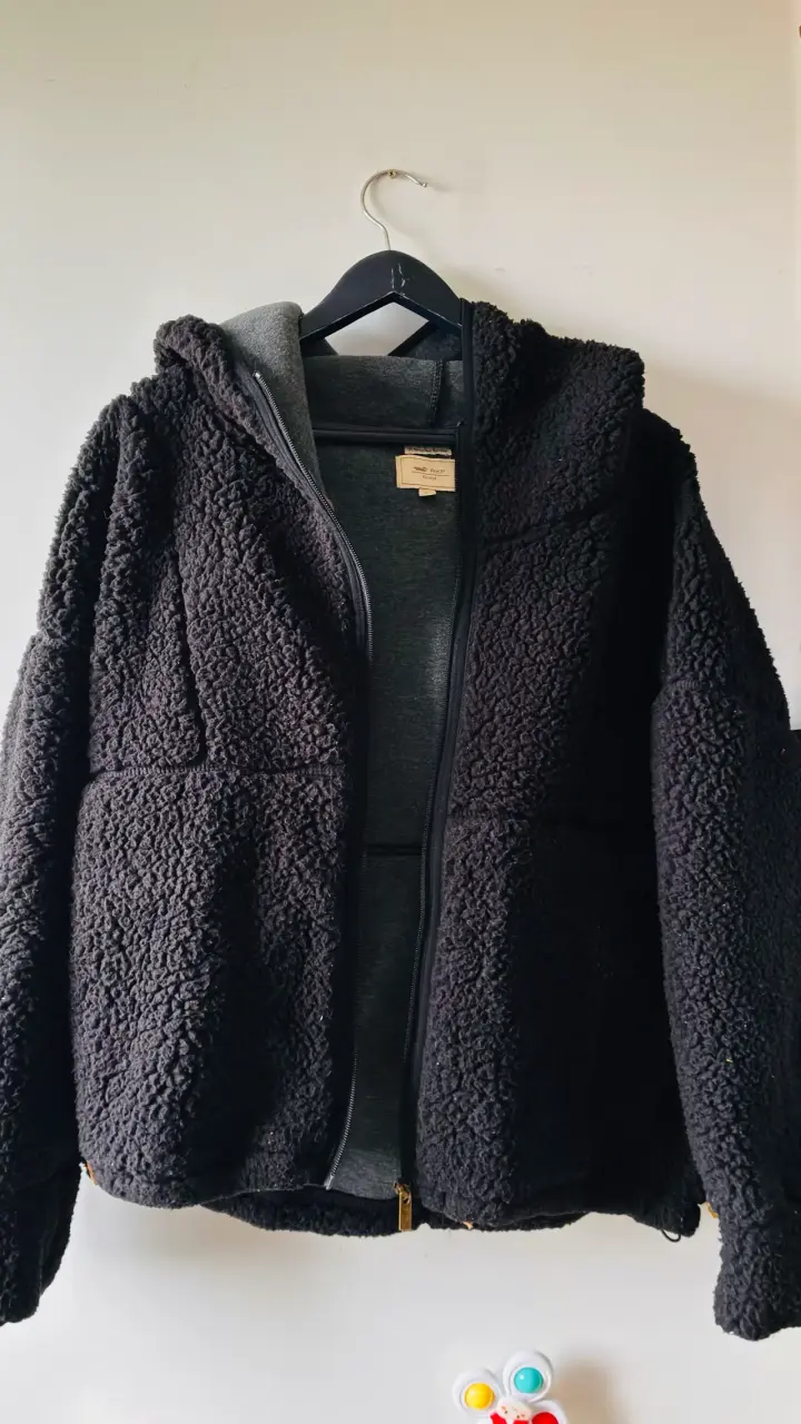 Chaqueta negra polar con capucha - 2