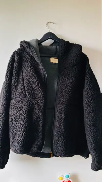 Chaqueta negra polar con capucha - miniatura 2