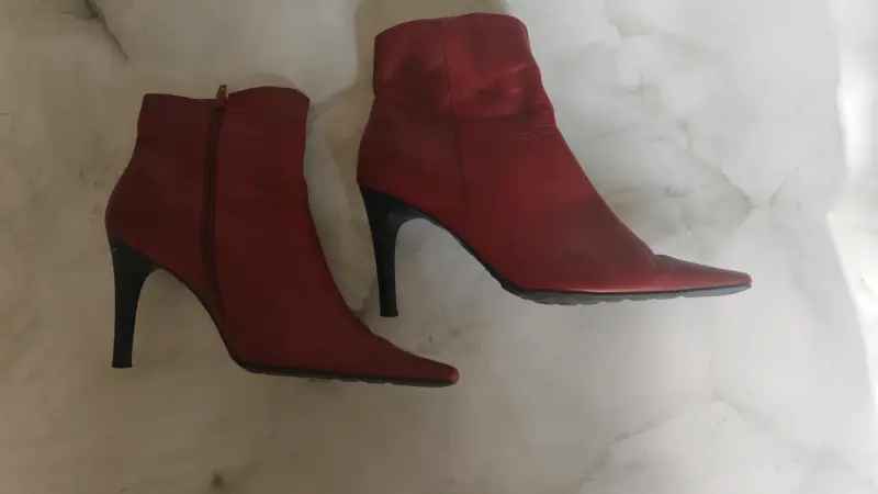 Botines Vía Uno ,rojos de cuero con tacón - 2