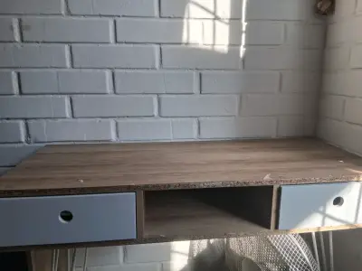 Escritorio de madera con cajones - miniatura 1