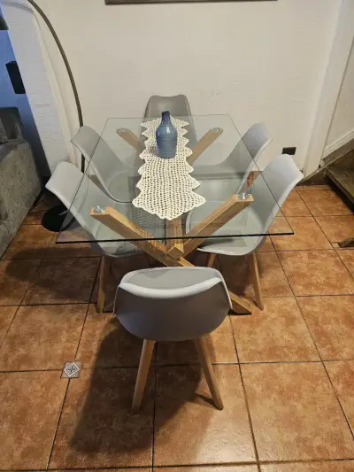 Mesa de comedor con sillas grises - miniatura 1