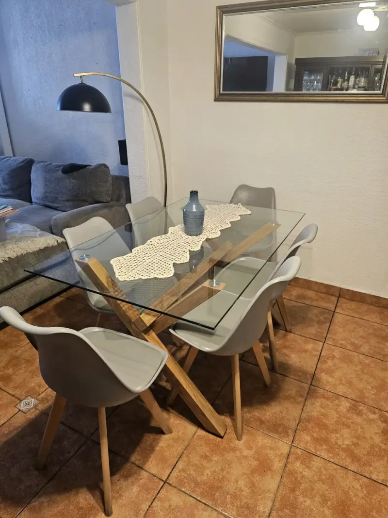 Mesa de comedor con sillas grises - 2
