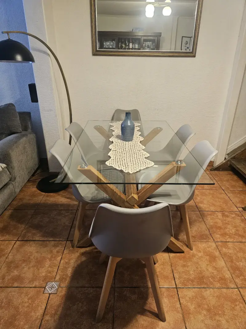 Mesa de comedor con sillas grises - 3