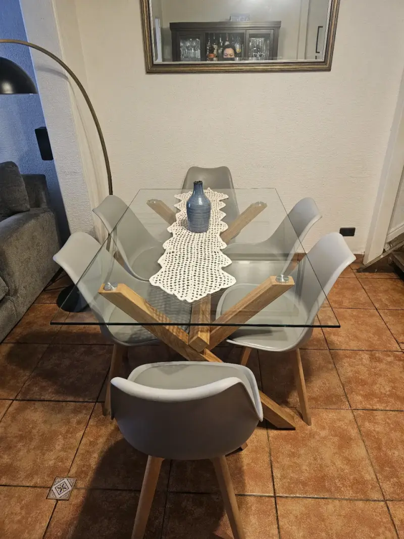 Mesa de comedor con sillas grises - 4