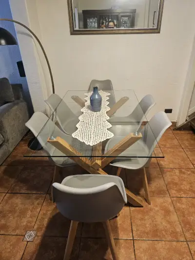 Mesa de comedor con sillas grises - miniatura 5
