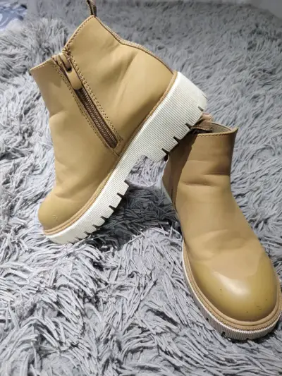 Botines beige con cierre lateral marca pillin - miniatura 1