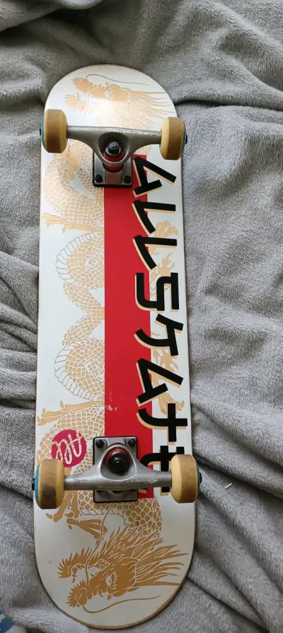 Skateboard diseño dragón dorado - miniatura 1