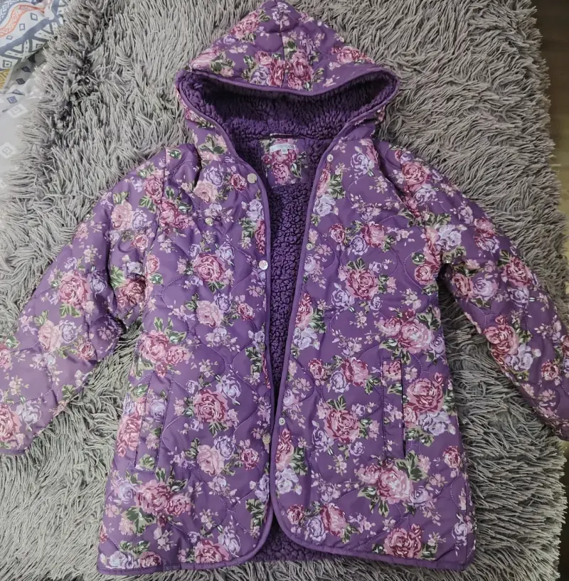 Abrigo floral morado con capucha