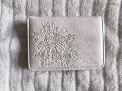 Billetera blanca bordada - miniatura 1