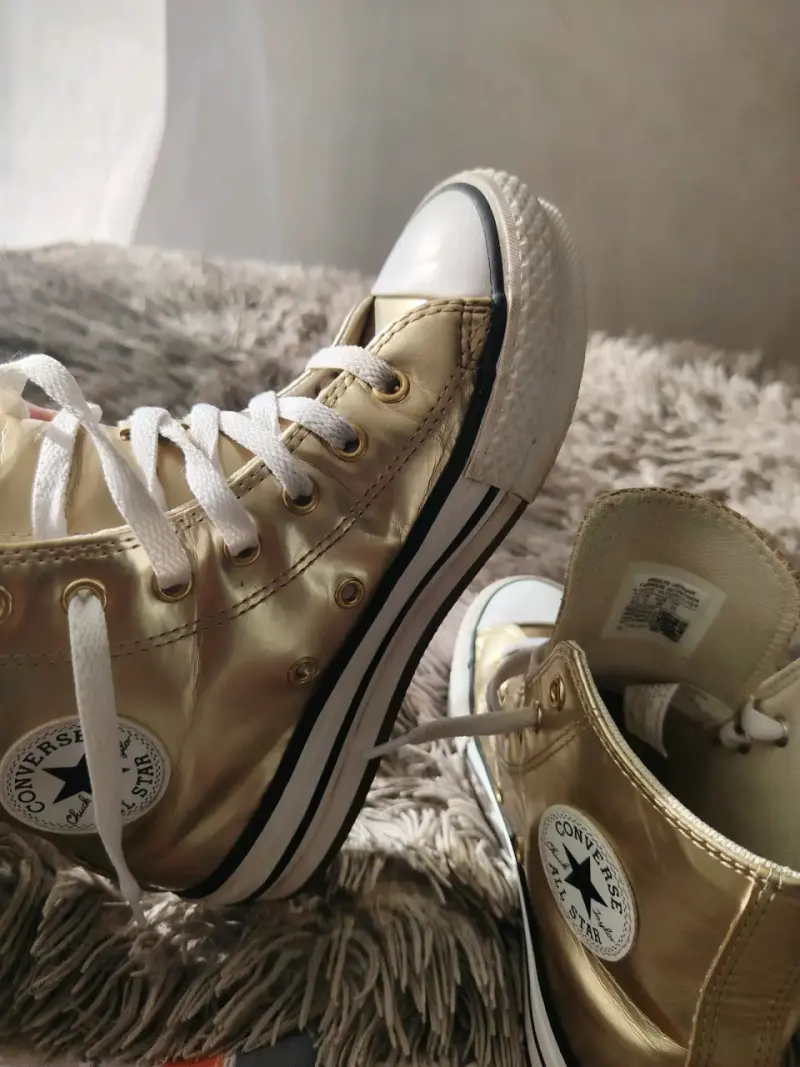 Zapatillas doradas Converse - 1