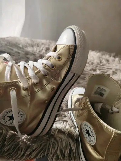 Zapatillas doradas Converse - miniatura 1