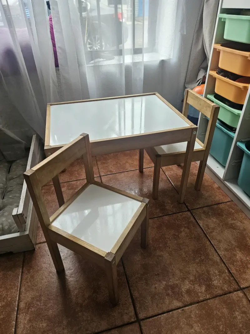 Set de mesa y sillas infantiles - 1