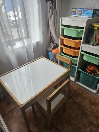 Set de mesa y sillas infantiles - miniatura 2