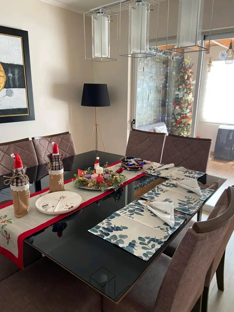Mesa de comedor de vidrio con sillas - 1