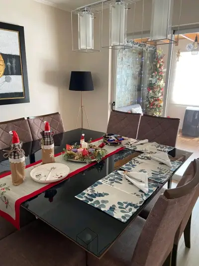 Mesa de comedor de vidrio con sillas - miniatura 1