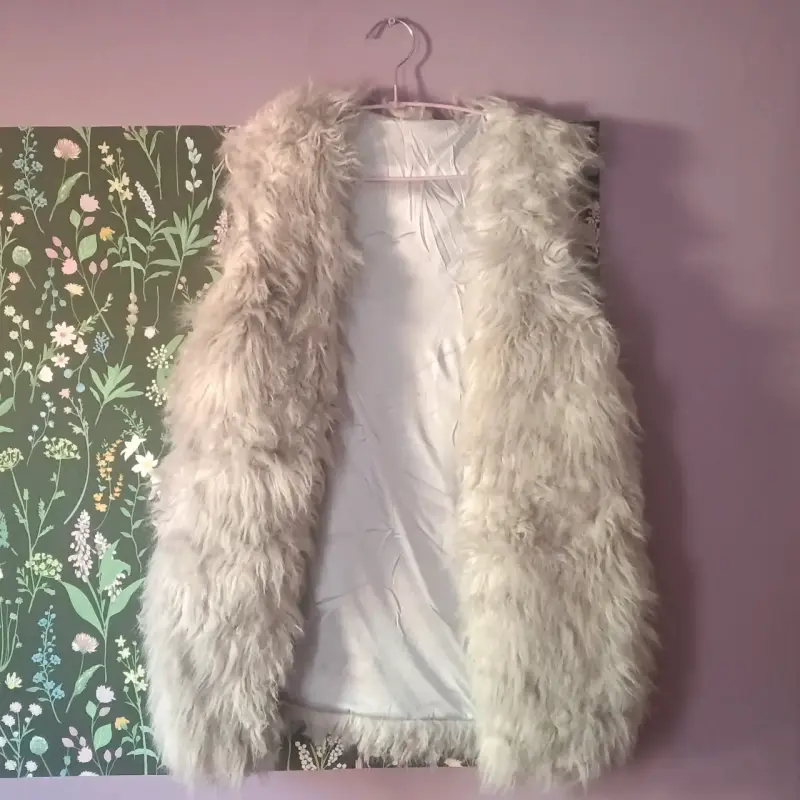 Chaleco peludo blanco (faux fur) - 1