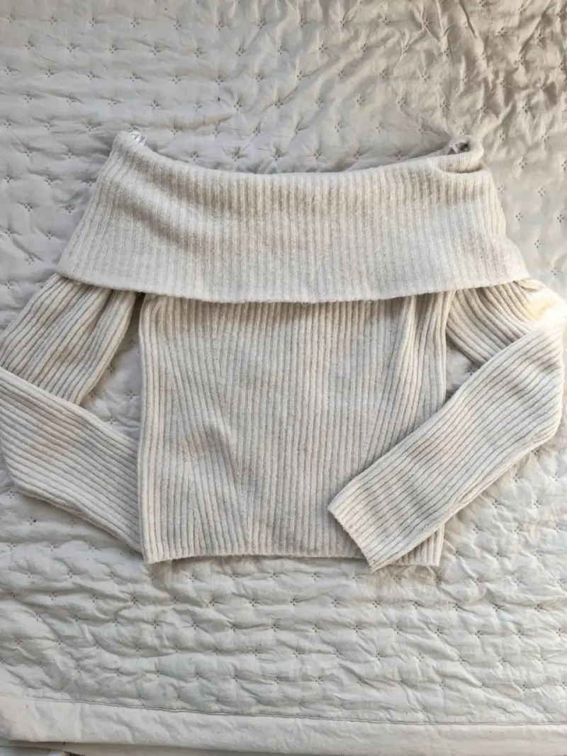 Sweater blanco hombros descubiertos - 1